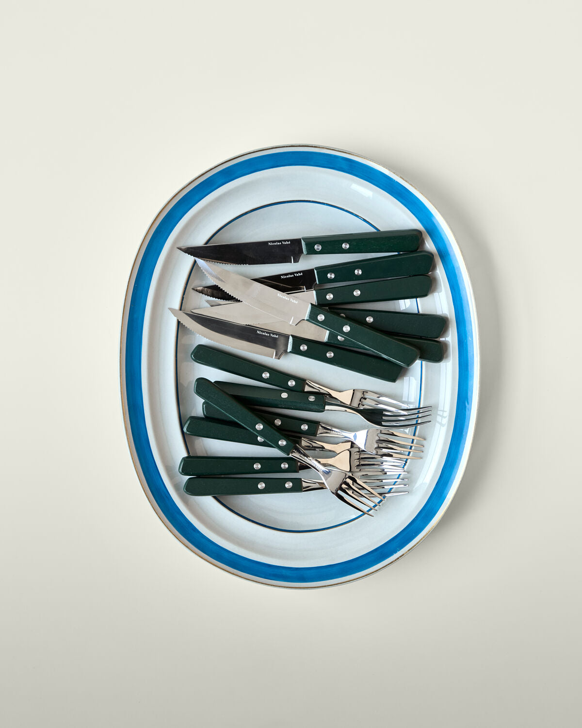 Elegantes Steakmesser- und Gabelset in frischem Grün von Nicolas Vahé, ideal für stilvolle Grillabende und festliche Anlässe.