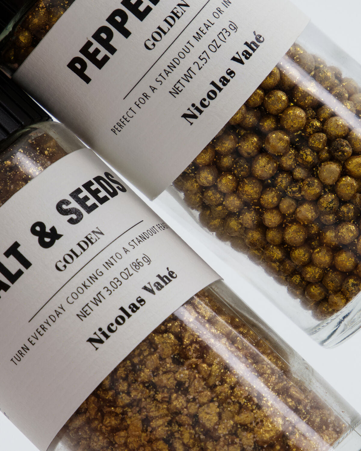Luxuriöse Geschenkbox von Nicolas Vahé, gefüllt mit edlem goldenen Salz und aromatischer Pfeffermischung – perfekt für Gourmets und besondere Momente.