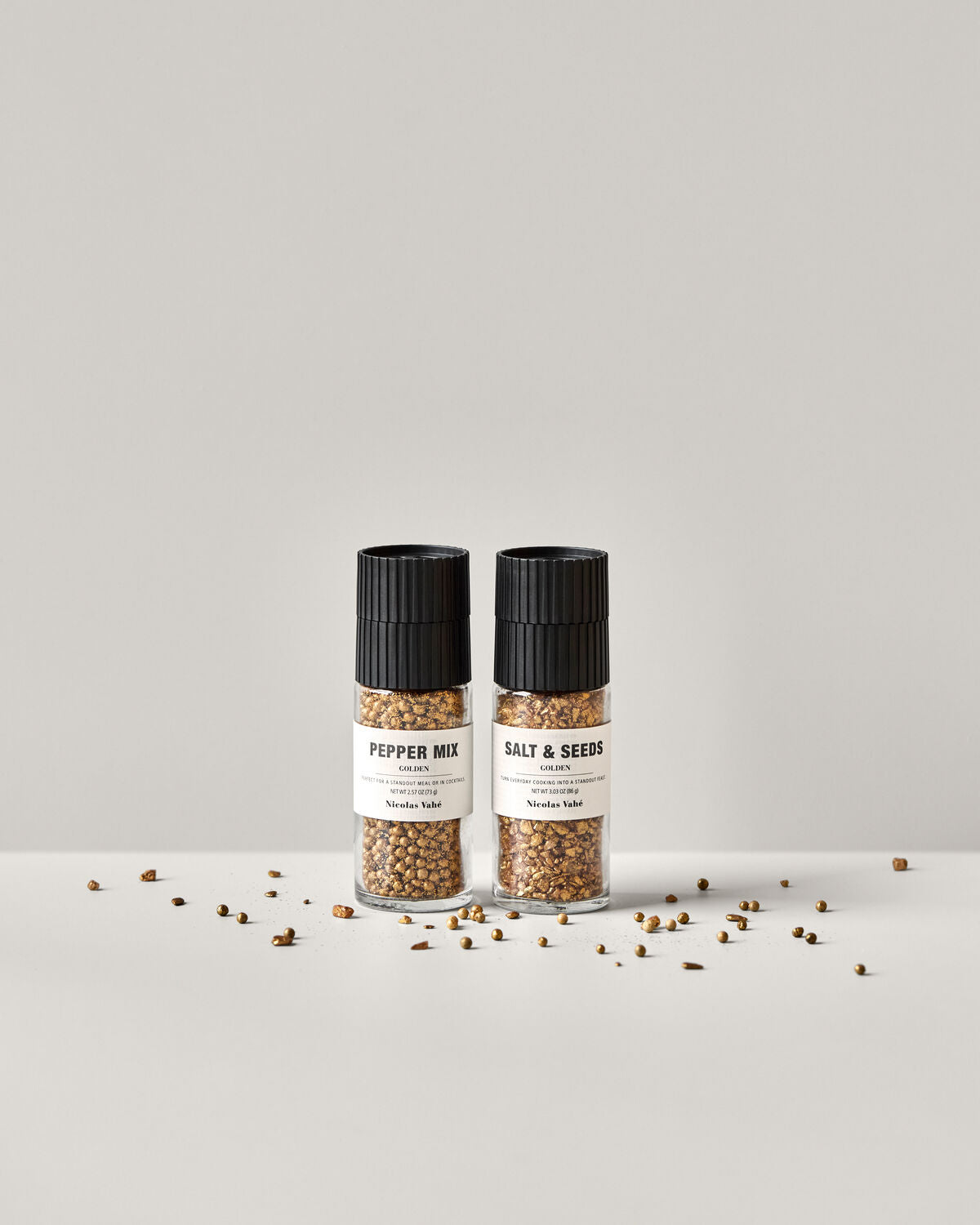 Elegante Geschenkbox mit goldenem Salz und einer köstlichen Pfeffermischung von Nicolas Vahé, ideal für Feinschmecker und besondere Anlässe.