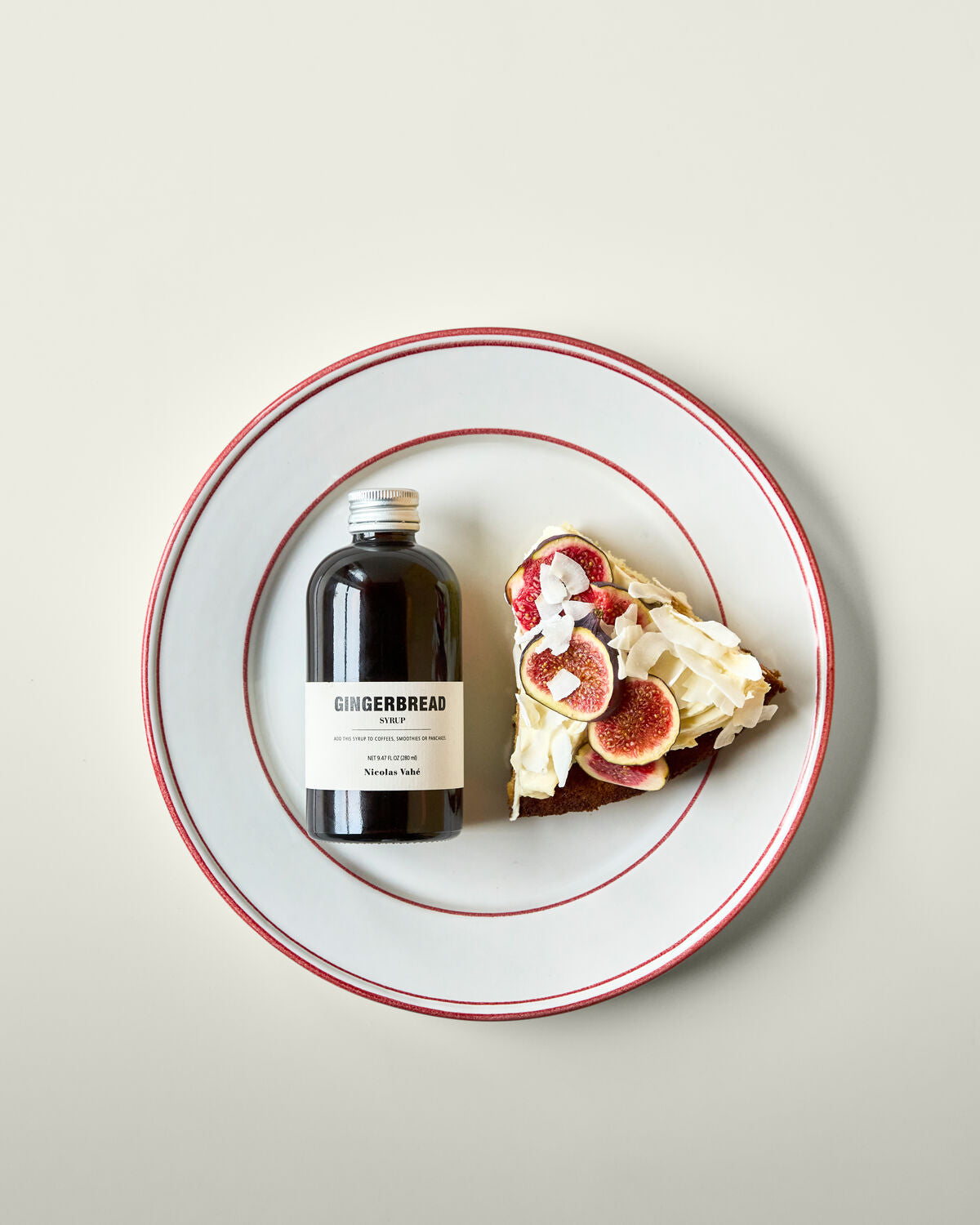 Leckeres Ingwerbread-Sirup von Nicolas Vahé in einer eleganten Flasche, ideal zum Verfeinern von Getränken und Desserts.