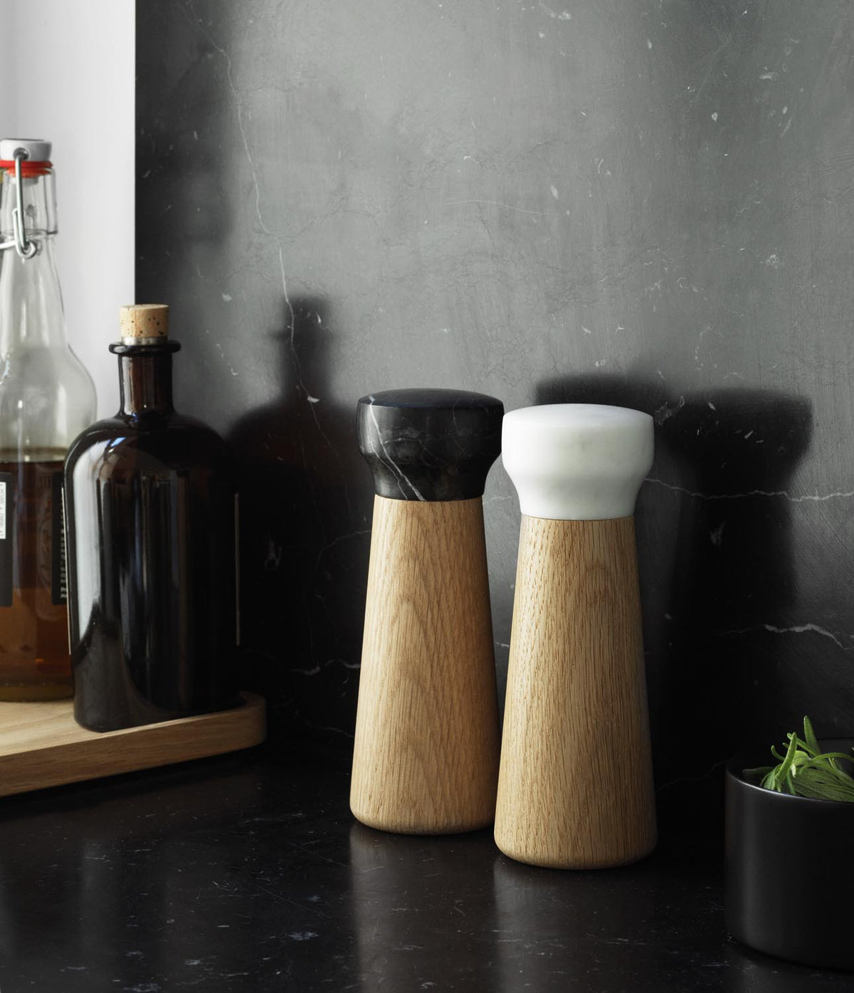 Craft Salzmühle in Eiche / Weiss präsentiert im Onlineshop von KAQTU Design AG. Salz & Pfeffer ist von Normann Copenhagen