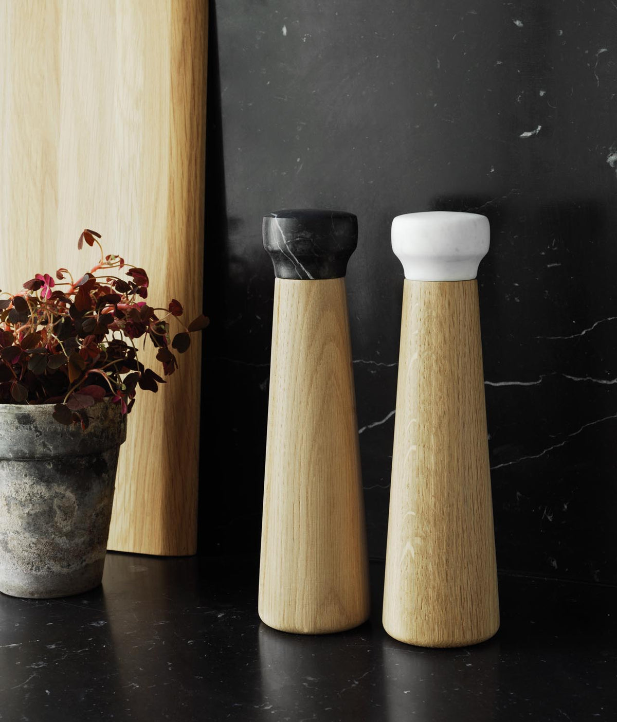 Craft Salzmühle in Eiche / Weiss präsentiert im Onlineshop von KAQTU Design AG. Salz & Pfeffer ist von Normann Copenhagen