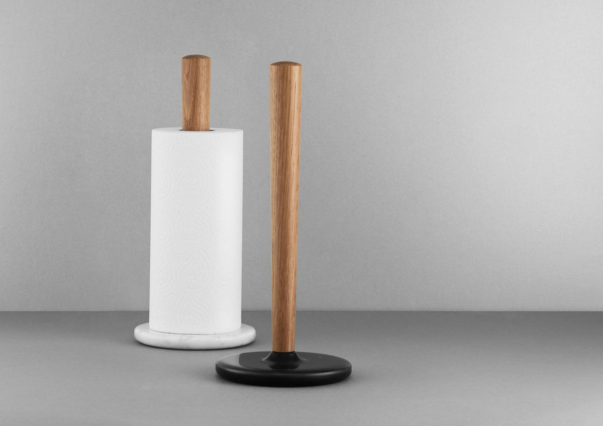 Küchenrollenhalter der Serie Craft von Normann Copenhagen mit Sockel aus weisser Eiche und Halterung aus Marmor, schlichte zylindrische Form.