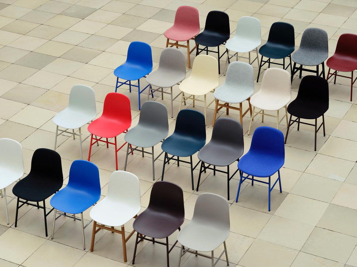 Form Stuhl in Blau präsentiert im Onlineshop von KAQTU Design AG. Stuhl ist von Normann Copenhagen