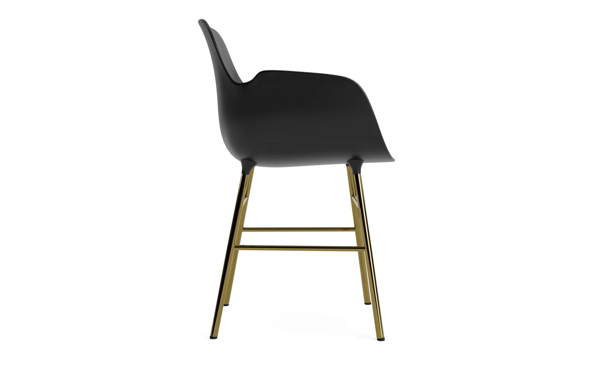Form Armlehnstuhl in Schwarz präsentiert im Onlineshop von KAQTU Design AG. Stuhl mit Armlehne ist von Normann Copenhagen