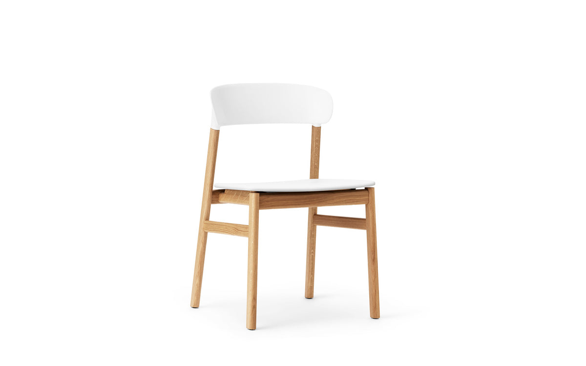 Stuhl Herit mit Sitzschale aus Plastik und Beinen aus massiver Eiche, Design von Simon Legald für Normann Copenhagen, in verschiedenen Farben.