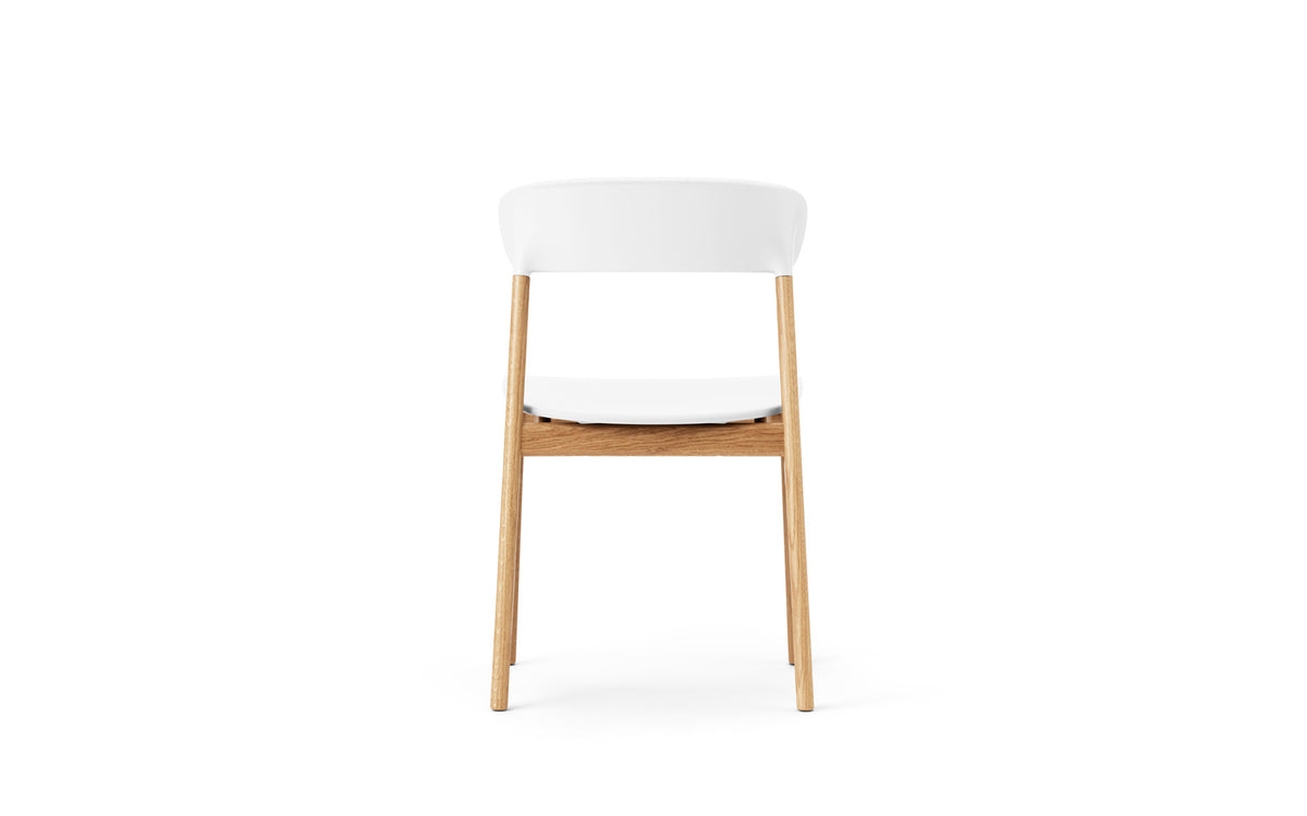 Stuhl Herit mit Sitzschale aus Plastik und Beinen aus massiver Eiche, Design von Simon Legald für Normann Copenhagen, in verschiedenen Farben.