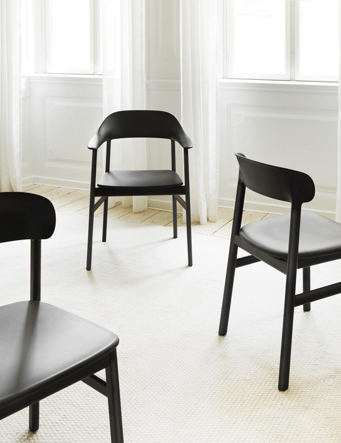 Stuhl Herit mit Sitzschale aus Plastik und Beinen aus massiver Eiche, Design von Simon Legald für Normann Copenhagen, in verschiedenen Farben.