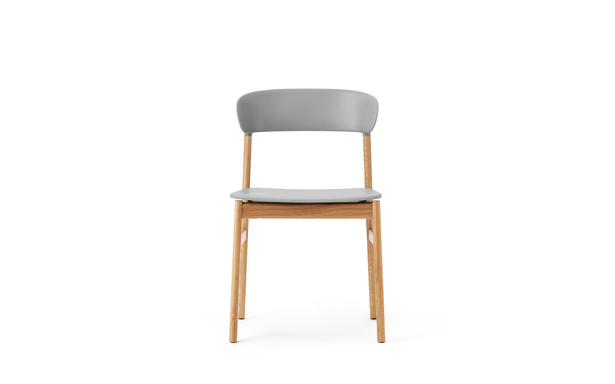 Stuhl Herit mit Sitzschale aus Plastik und Beinen aus massiver Eiche, Design von Simon Legald für Normann Copenhagen, in verschiedenen Farben.