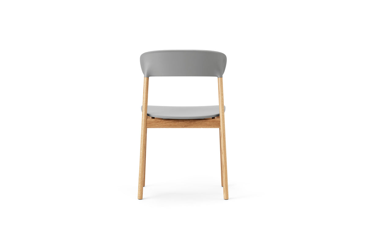 Stuhl Herit mit Sitzschale aus Plastik und Beinen aus massiver Eiche, Design von Simon Legald für Normann Copenhagen, in verschiedenen Farben.