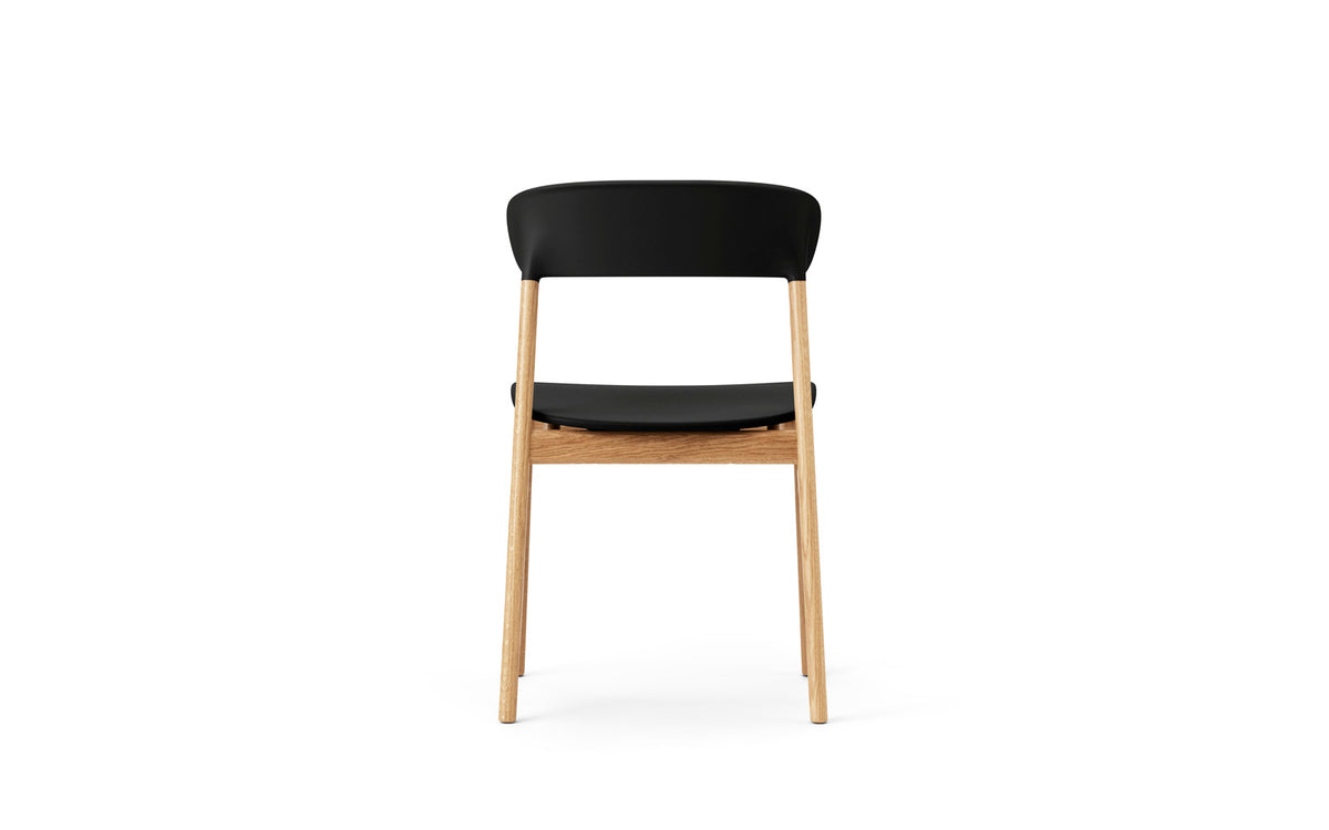 Stuhl Herit mit Sitzschale aus Plastik und Beinen aus massiver Eiche, Design von Simon Legald für Normann Copenhagen, in verschiedenen Farben.
