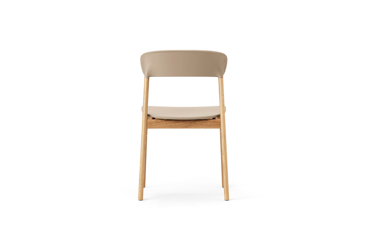 Stuhl Herit mit Sitzschale aus Plastik und Beinen aus massiver Eiche, Design von Simon Legald für Normann Copenhagen, in verschiedenen Farben.
