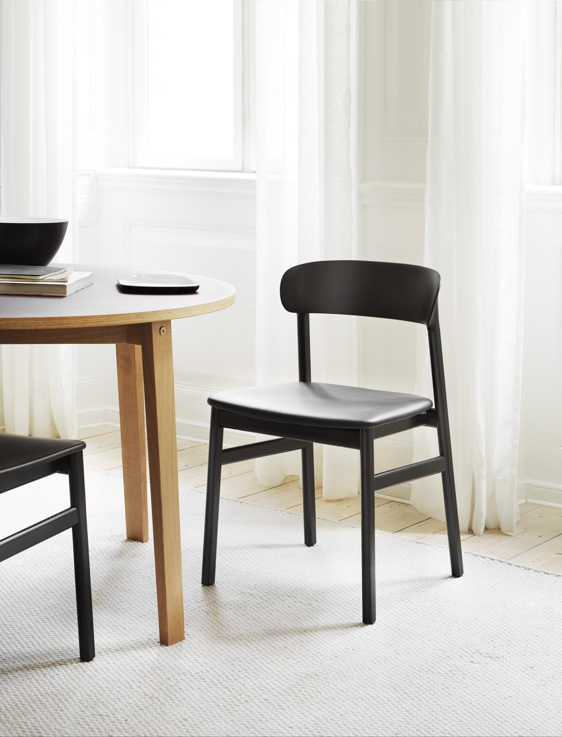 Stuhl Herit mit Sitzschale aus Plastik und Beinen aus massiver Eiche, Design von Simon Legald für Normann Copenhagen, in verschiedenen Farben.