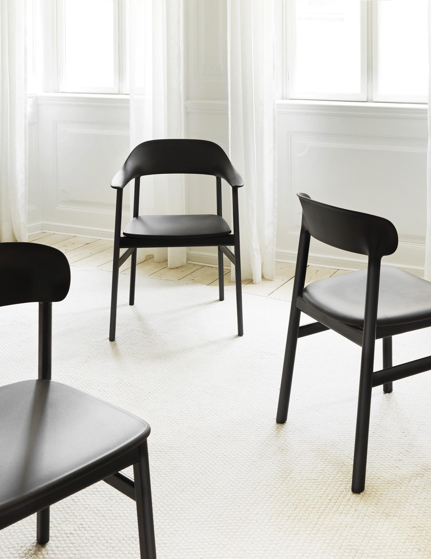 Herit Stuhl von Normann Copenhagen: Eleganz aus gebeizter Eiche, vereint dänische Tradition mit modernem Komfort für jeden Raum.