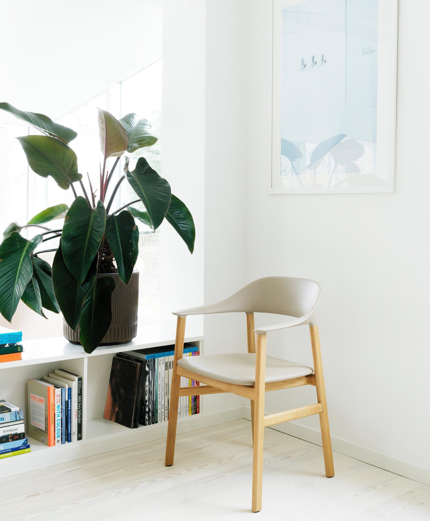 Herit Stuhl von Normann Copenhagen: Elegante Formgebung vereint mit optimalem Komfort für stilvolle Wohnräume.