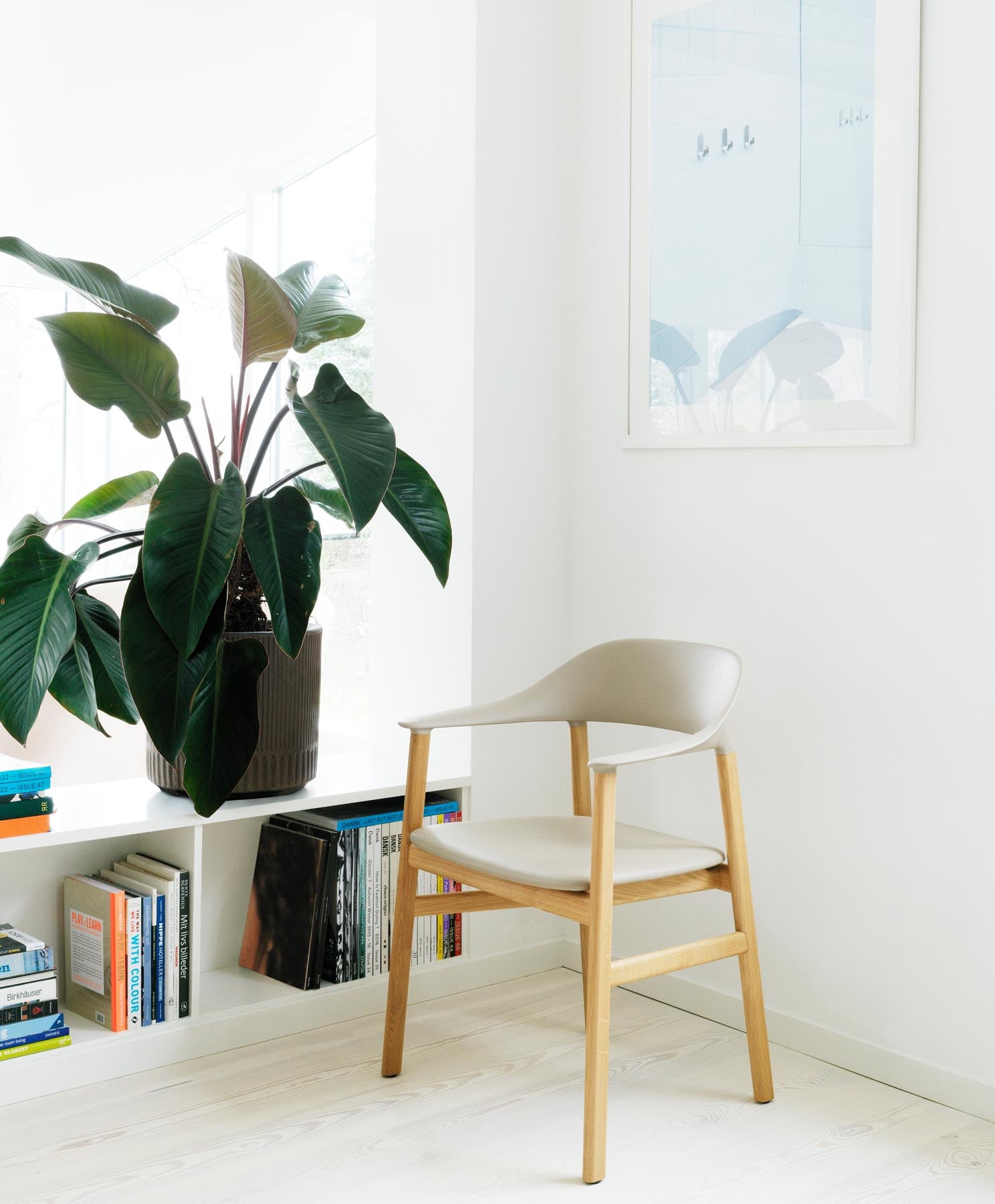 Herit Stuhl von Normann Copenhagen: Gepolstert, aus Eiche mit schwarzem Spectrum Leder. Ideal für stilvolle Wohnräume und Büros.