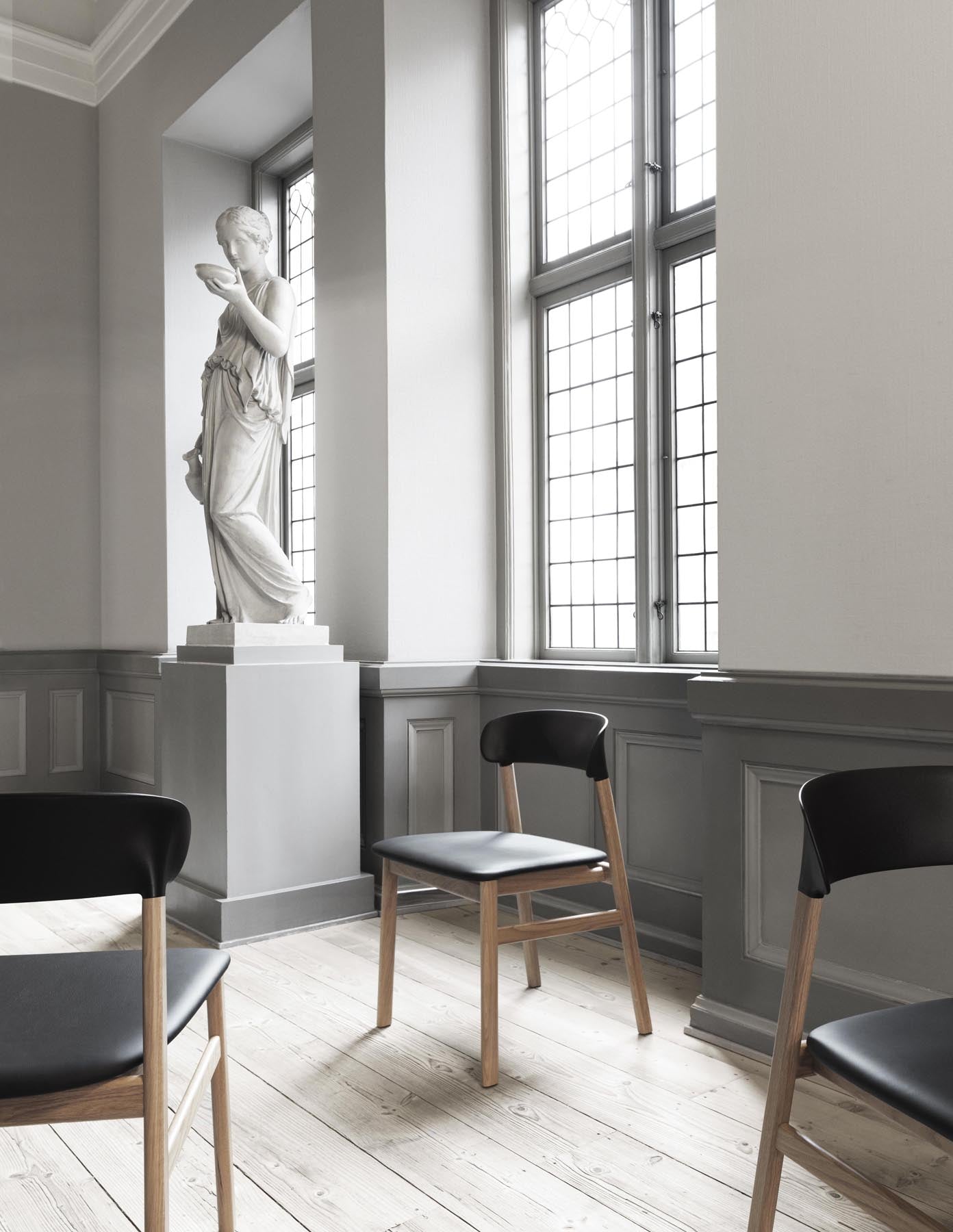 Entdecken Sie den Herit Stuhl von Normann Copenhagen – stilvoll gepolstert und vereint zeitlose Eleganz mit modernem Komfort.