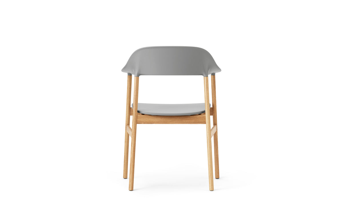 Herit Armlehnstuhl in Grau präsentiert im Onlineshop von KAQTU Design AG. Stuhl mit Armlehne ist von Normann Copenhagen