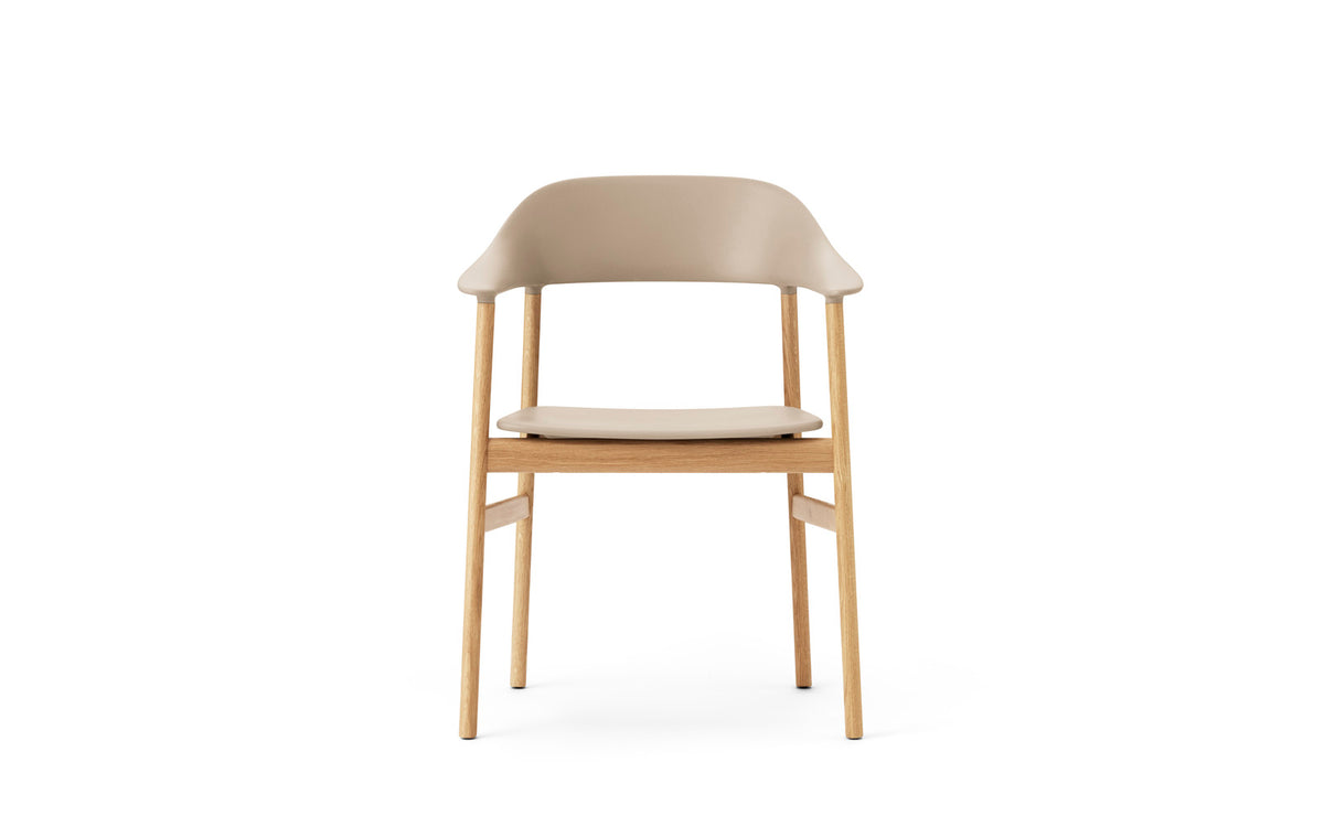Herit Armlehnstuhl in Sand präsentiert im Onlineshop von KAQTU Design AG. Stuhl mit Armlehne ist von Normann Copenhagen