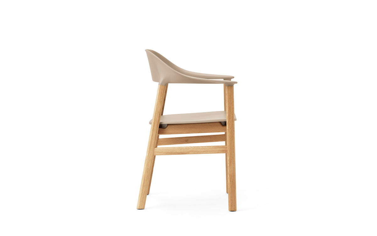 Herit Armlehnstuhl in Sand präsentiert im Onlineshop von KAQTU Design AG. Stuhl mit Armlehne ist von Normann Copenhagen