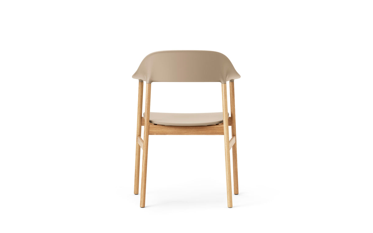 Herit Armlehnstuhl in Sand präsentiert im Onlineshop von KAQTU Design AG. Stuhl mit Armlehne ist von Normann Copenhagen