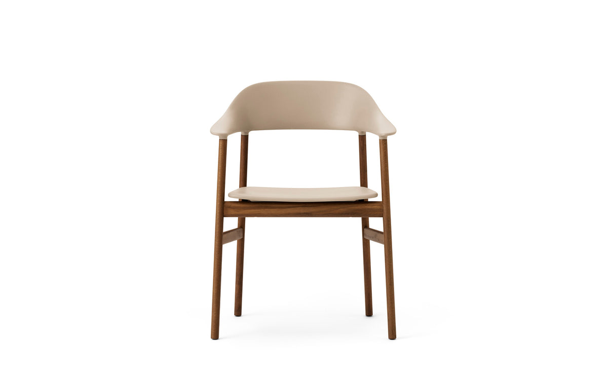 Herit Armlehnstuhl in Sand präsentiert im Onlineshop von KAQTU Design AG. Stuhl mit Armlehne ist von Normann Copenhagen