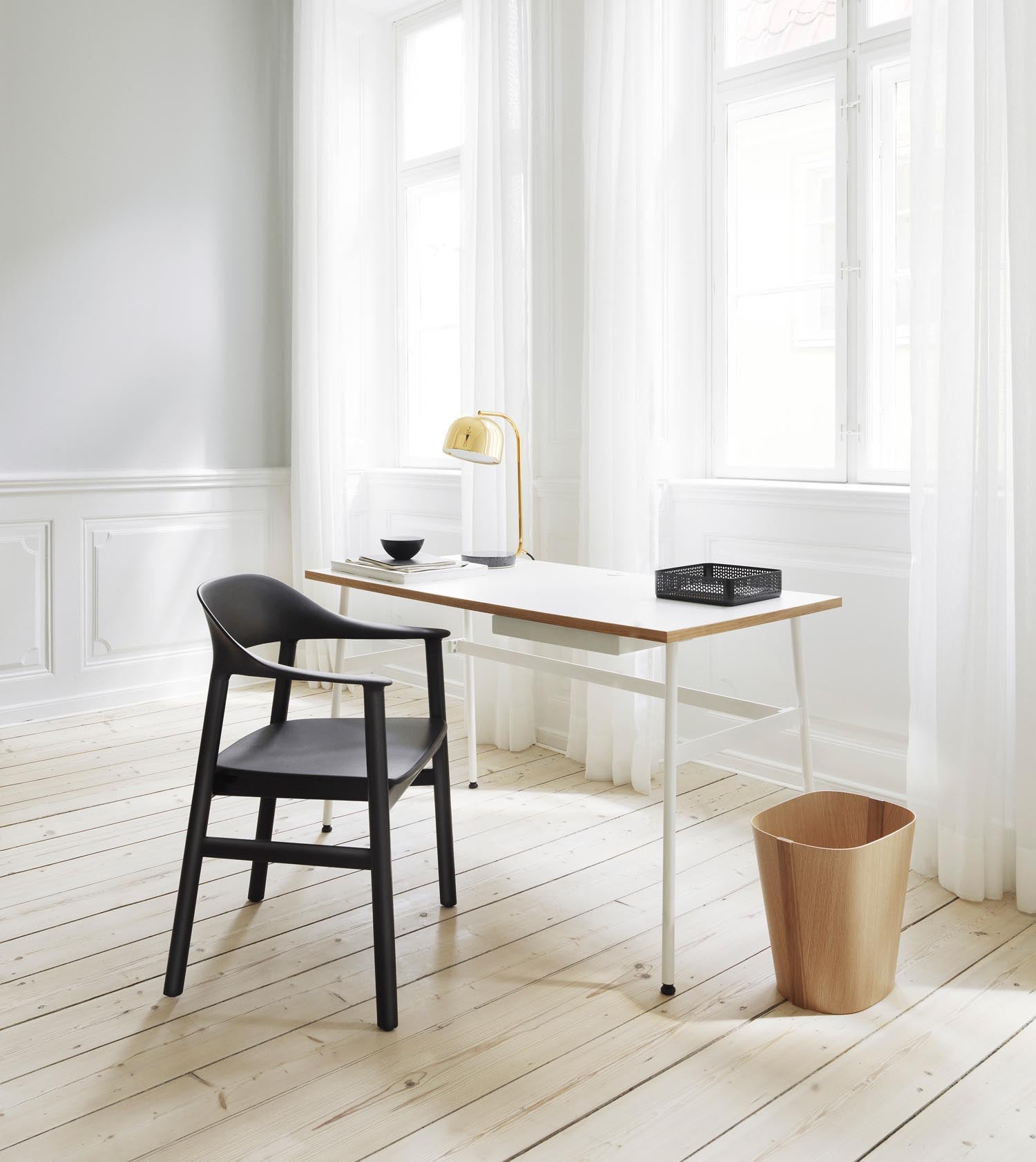Herit Armlehnstuhl von Normann Copenhagen: Ein stilvolles Möbelstück, das dänisches Design mit modernem Komfort vereint.