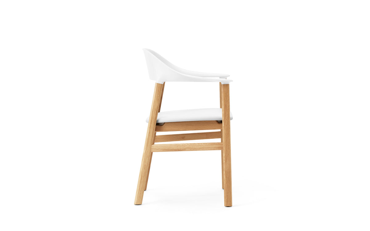 Herit Stuhl mit Armlehnen in Spectrum Leder weiss präsentiert im Onlineshop von KAQTU Design AG. Stuhl mit Armlehne ist von Normann Copenhagen