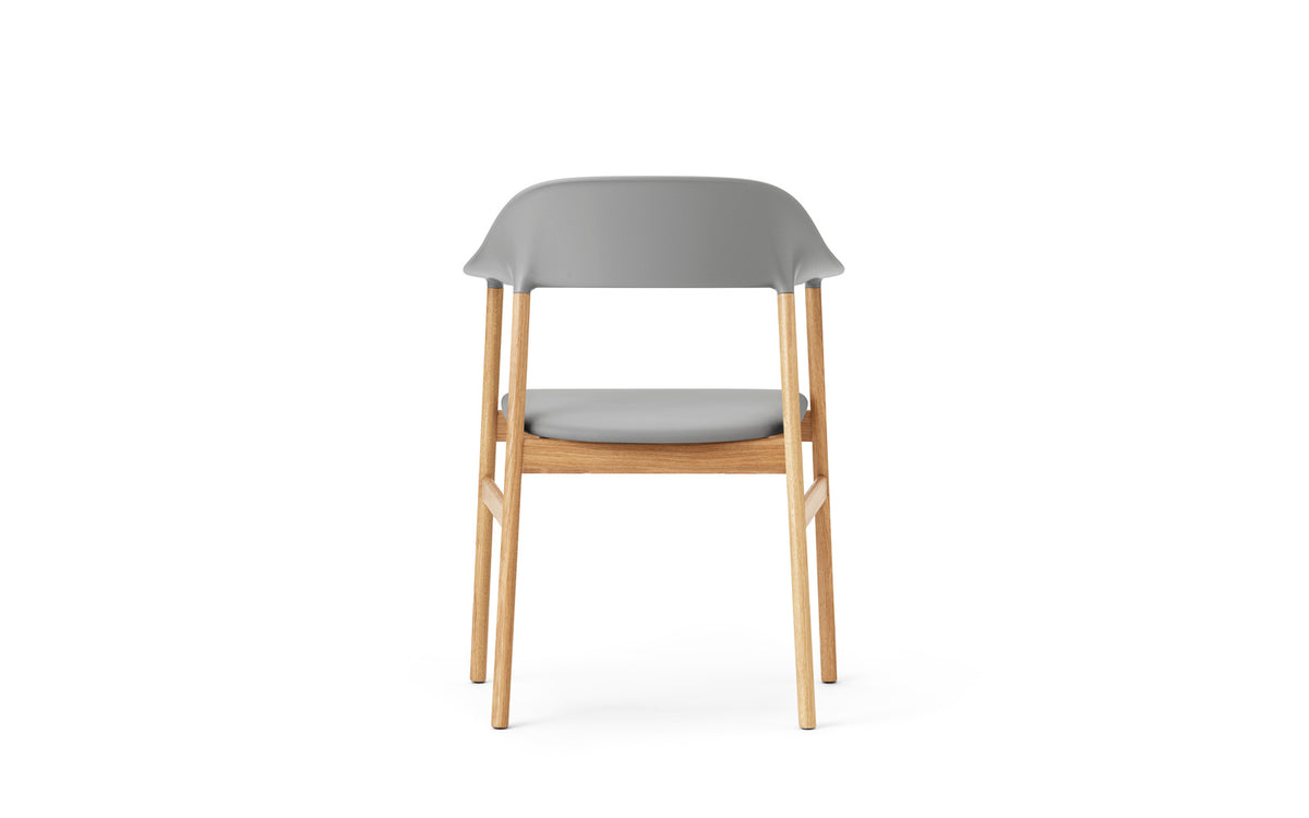 Herit Stuhl mit Armlehnen in Spectrum Leder grau präsentiert im Onlineshop von KAQTU Design AG. Stuhl mit Armlehne ist von Normann Copenhagen