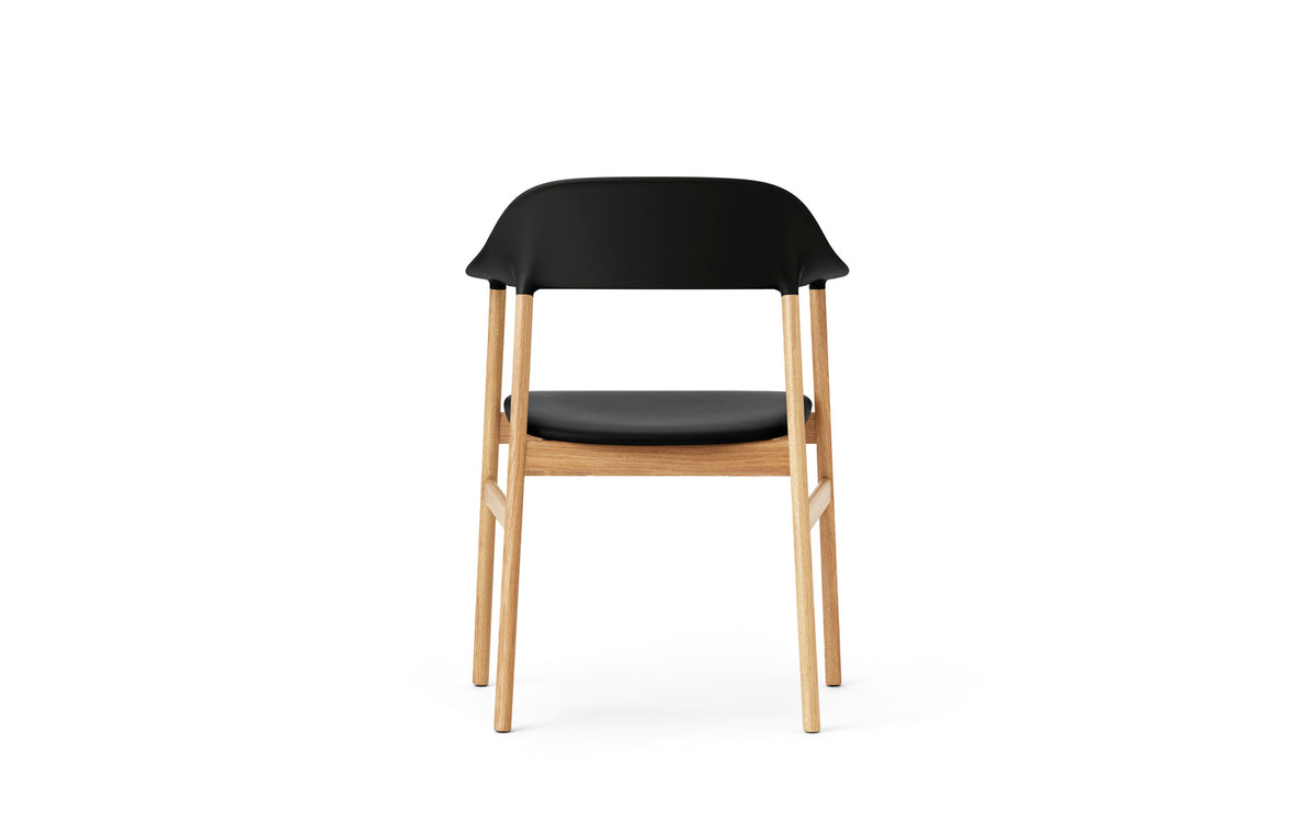 Herit Stuhl mit Armlehnen in Spectrum Leder schwarz präsentiert im Onlineshop von KAQTU Design AG. Stuhl mit Armlehne ist von Normann Copenhagen