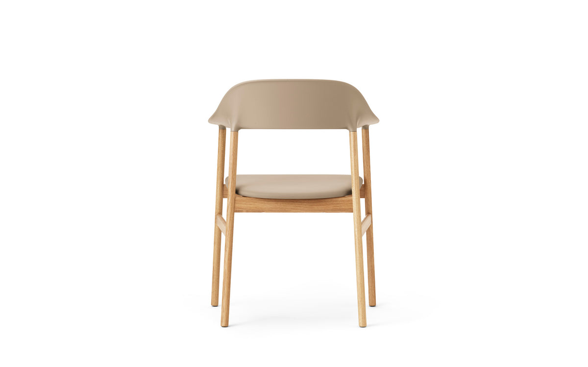 Herit Stuhl mit Armlehnen in Spectrum Leder sand präsentiert im Onlineshop von KAQTU Design AG. Stuhl mit Armlehne ist von Normann Copenhagen
