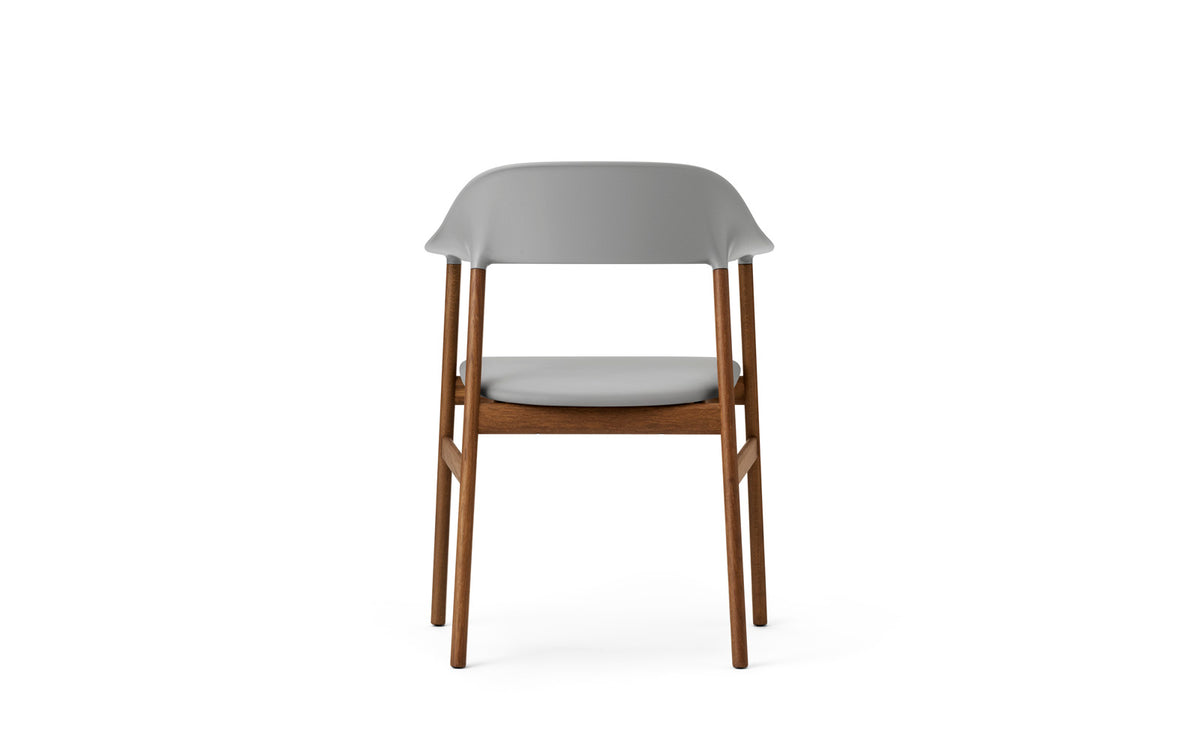 Herit Stuhl mit Armlehnen in Spectrum Leder grau präsentiert im Onlineshop von KAQTU Design AG. Stuhl mit Armlehne ist von Normann Copenhagen