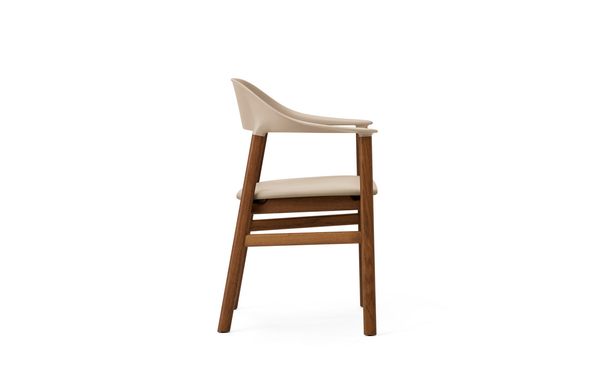 Herit Stuhl mit Armlehnen in Spectrum Leder sand präsentiert im Onlineshop von KAQTU Design AG. Stuhl mit Armlehne ist von Normann Copenhagen