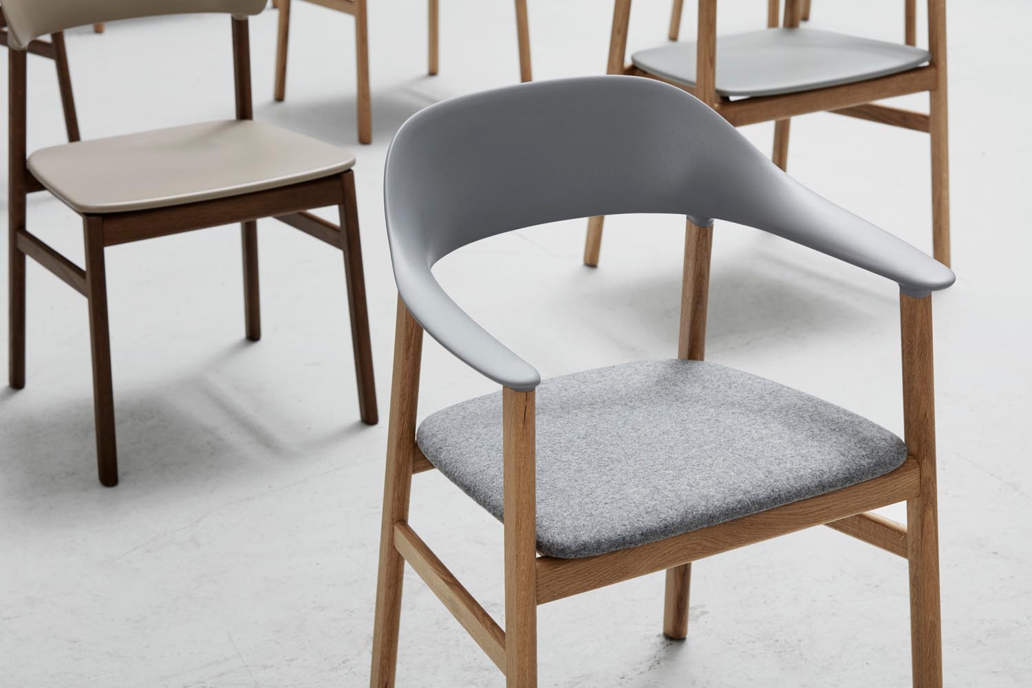 Entdecken Sie den Herit Stuhl mit Armlehnen von Normann Copenhagen – stilvolles dänisches Design trifft auf höchsten Komfort für Ihr Zuhause.