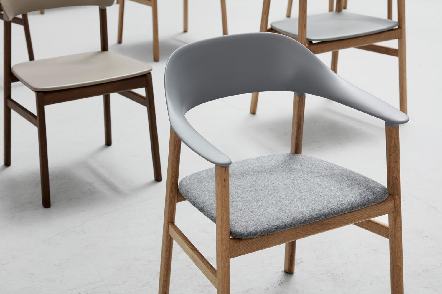 Eleganter Herit Stuhl mit Armlehnen von Normann Copenhagen: Dänisches Design trifft auf modernen Komfort und hochwertige Materialien.