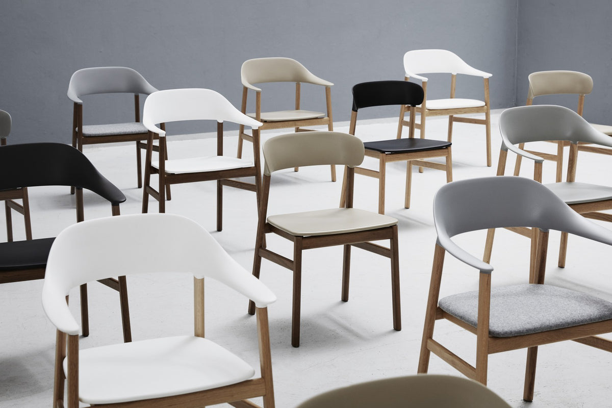 Herit Lehnstuhl von Normann Copenhagen mit schwarzem Spectrum Leder-Sitz, Rückenlehne aus Polypropylen und Beinen aus lackierter Eiche, Armlehnen