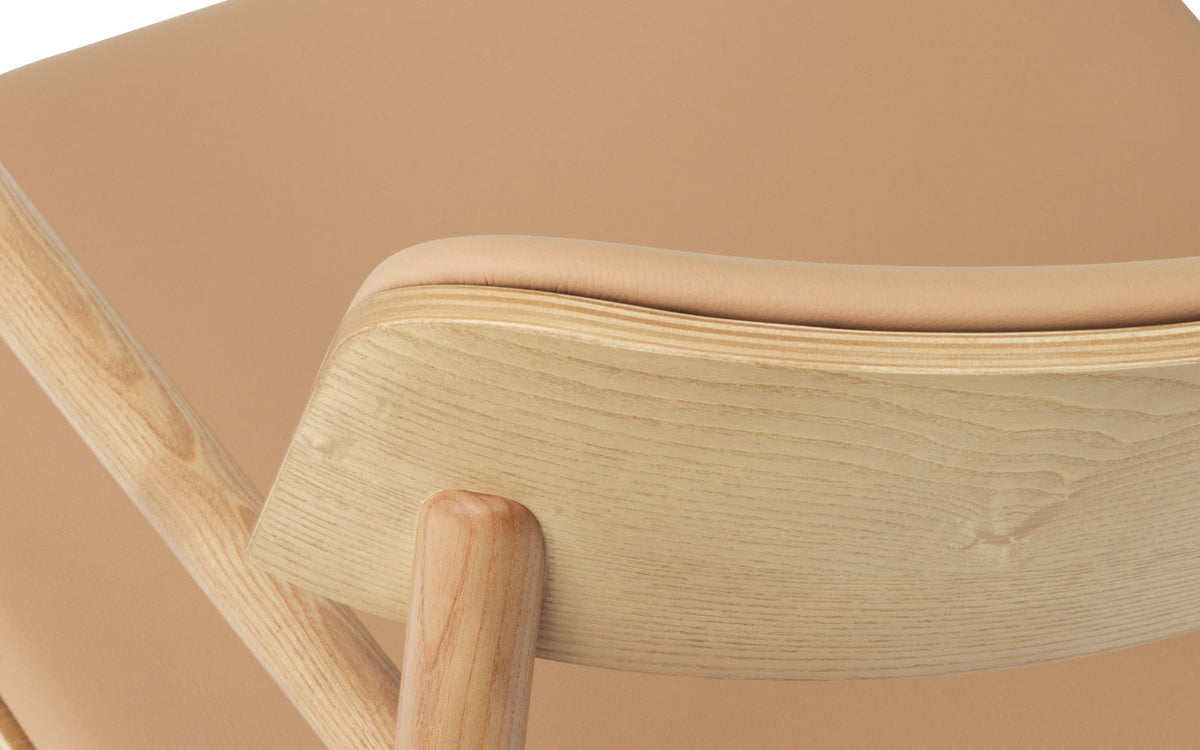 Timb Sessel in Tan/ Camel präsentiert im Onlineshop von KAQTU Design AG. Sessel mit Armlehnen ist von Normann Copenhagen