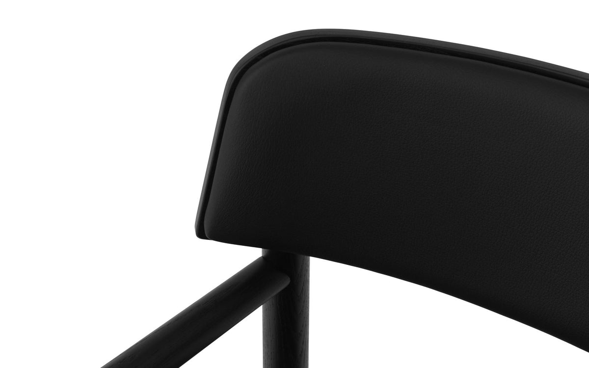 Timb Sessel in Schwarz/ schwarz Leder präsentiert im Onlineshop von KAQTU Design AG. Sessel mit Armlehnen ist von Normann Copenhagen