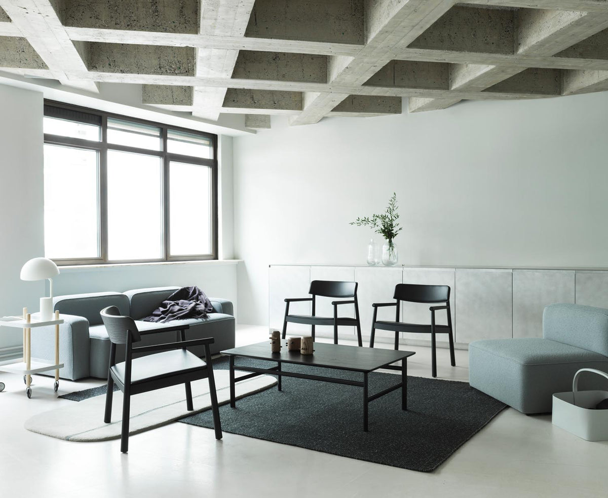 Timb Sessel in Schwarz/ schwarz Leder präsentiert im Onlineshop von KAQTU Design AG. Sessel mit Armlehnen ist von Normann Copenhagen