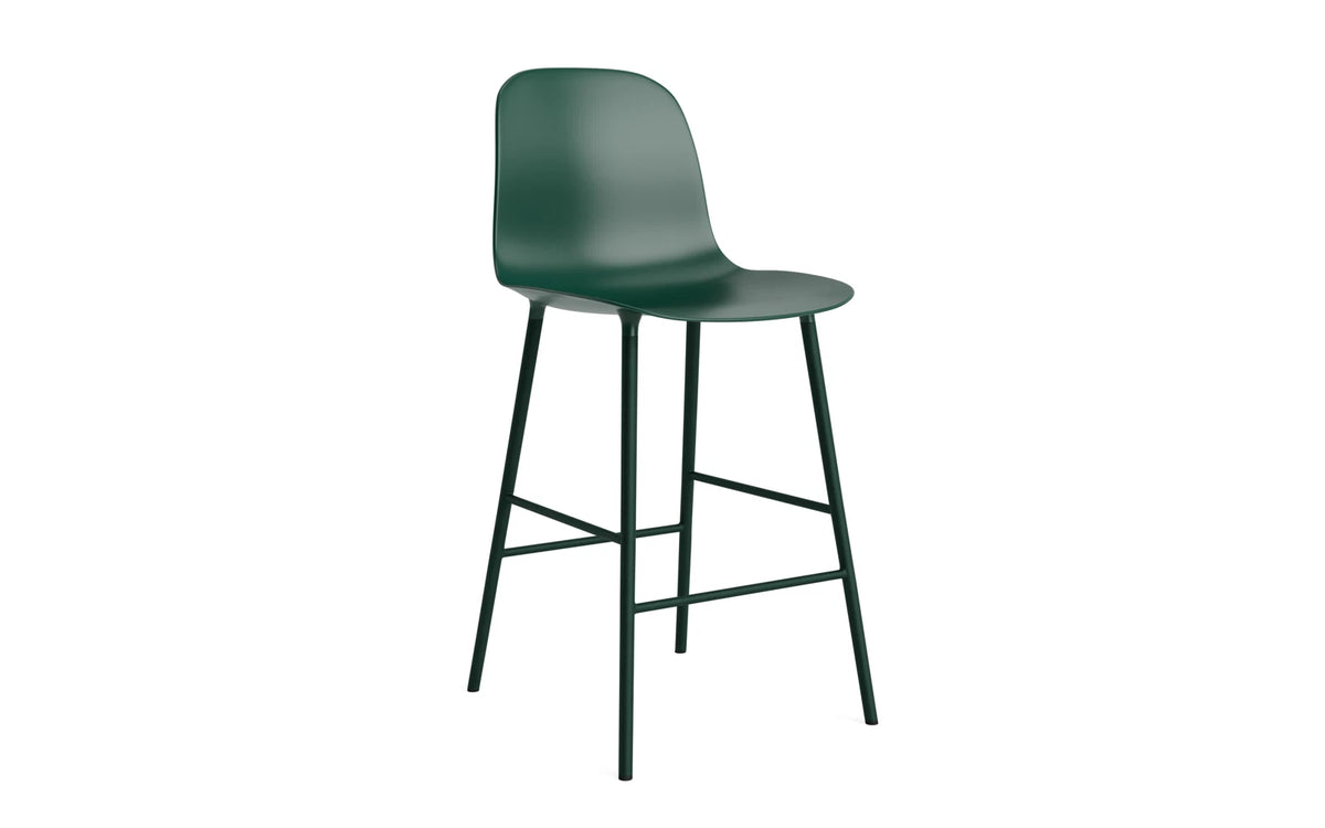Form Barstuhl 65 cm Stahl/ Grün in Grün präsentiert im Onlineshop von KAQTU Design AG. Barstuhl ist von Normann Copenhagen