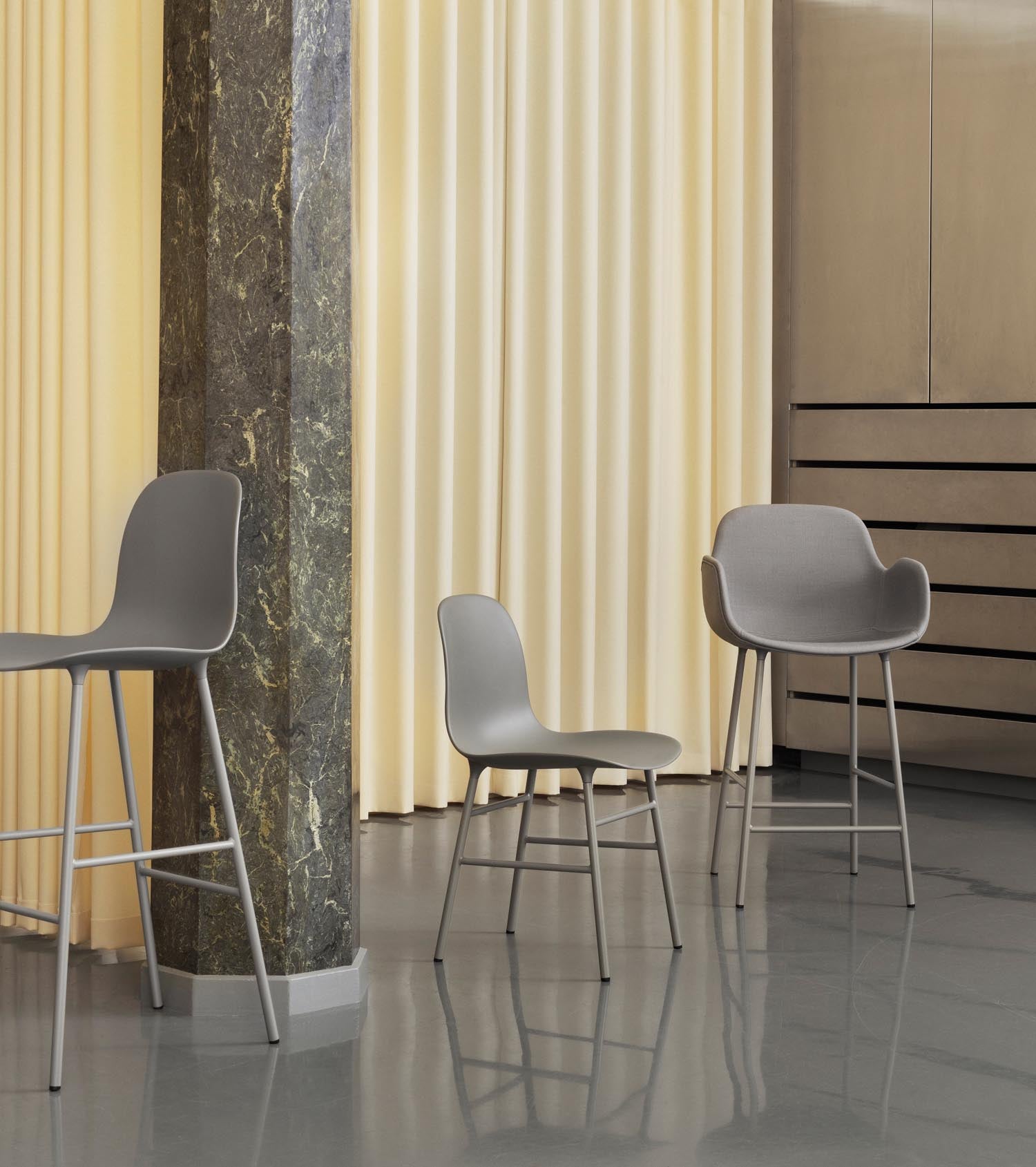 Entdecken Sie den Form Barstuhl 65 cm in Rot von Normann Copenhagen – ein stilvolles Designstück aus robustem Stahl und pflegeleichtem Hartplastik, ideal für moderne Wohnräume.