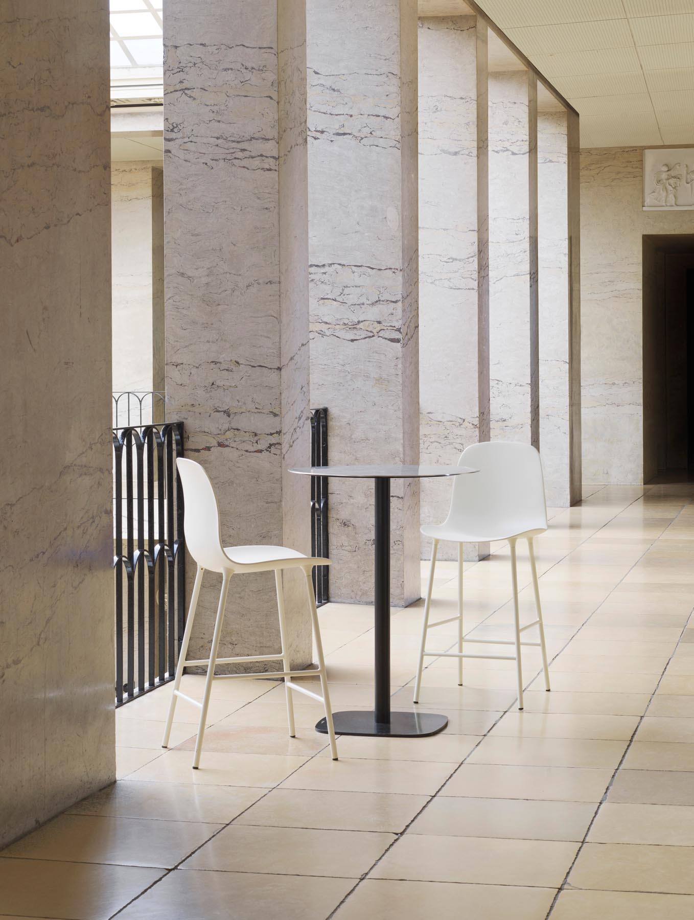 Erleben Sie den Form Barstuhl 65 cm in Rot von Normann Copenhagen – ein elegantes Möbelstück, das modernes Design und Funktionalität perfekt kombiniert.