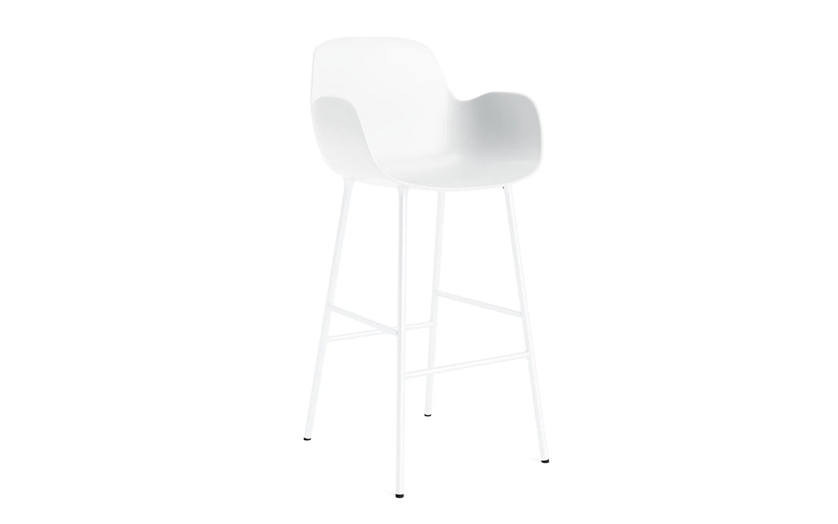 Form Barstuhl mit Armlehne 75 cm Stahl/ Weiss in Weiss präsentiert im Onlineshop von KAQTU Design AG. Barstuhl ist von Normann Copenhagen