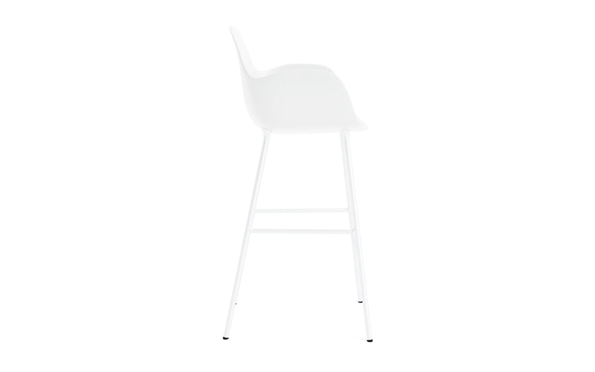 Form Barstuhl mit Armlehne 75 cm Stahl/ Weiss in Weiss präsentiert im Onlineshop von KAQTU Design AG. Barstuhl ist von Normann Copenhagen