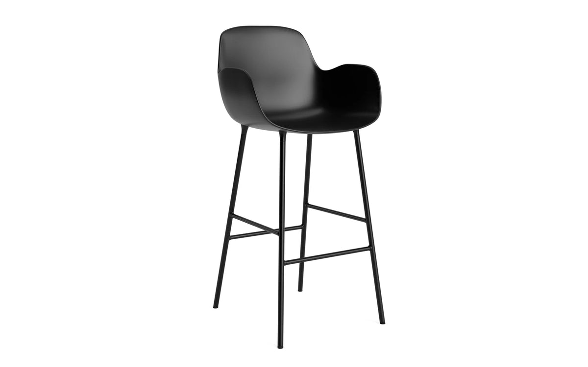 Form Barstuhl mit Armlehne 75 cm Stahl/ Schwarz in Schwarz präsentiert im Onlineshop von KAQTU Design AG. Barstuhl ist von Normann Copenhagen