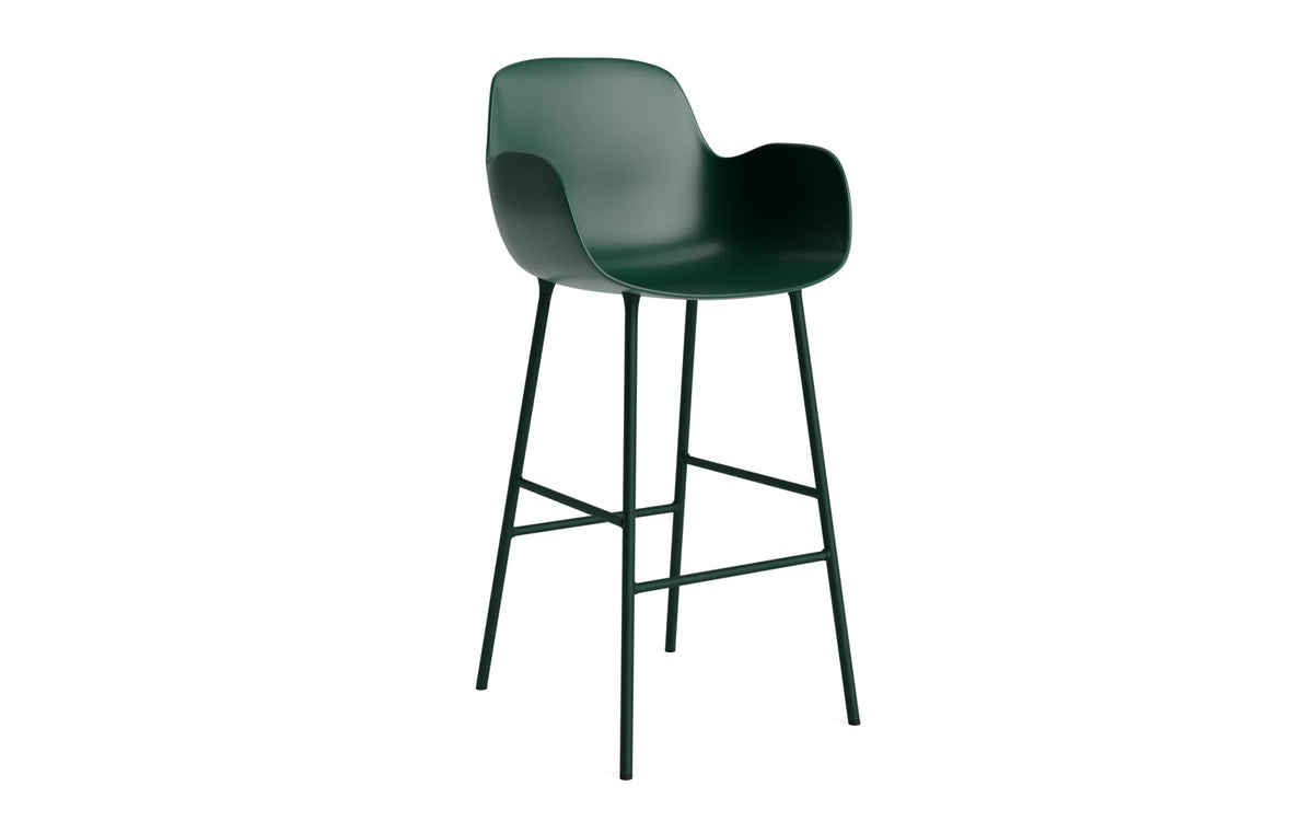 Form Barstuhl mit Armlehne in Grün präsentiert im Onlineshop von KAQTU Design AG. Barstuhl mit Armlehne ist von Normann Copenhagen