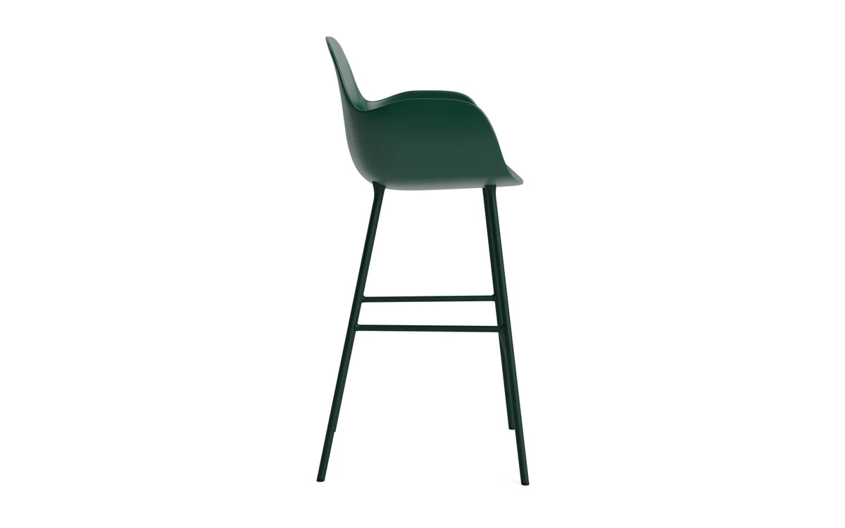 Form Barstuhl mit Armlehne in Grün präsentiert im Onlineshop von KAQTU Design AG. Barstuhl mit Armlehne ist von Normann Copenhagen