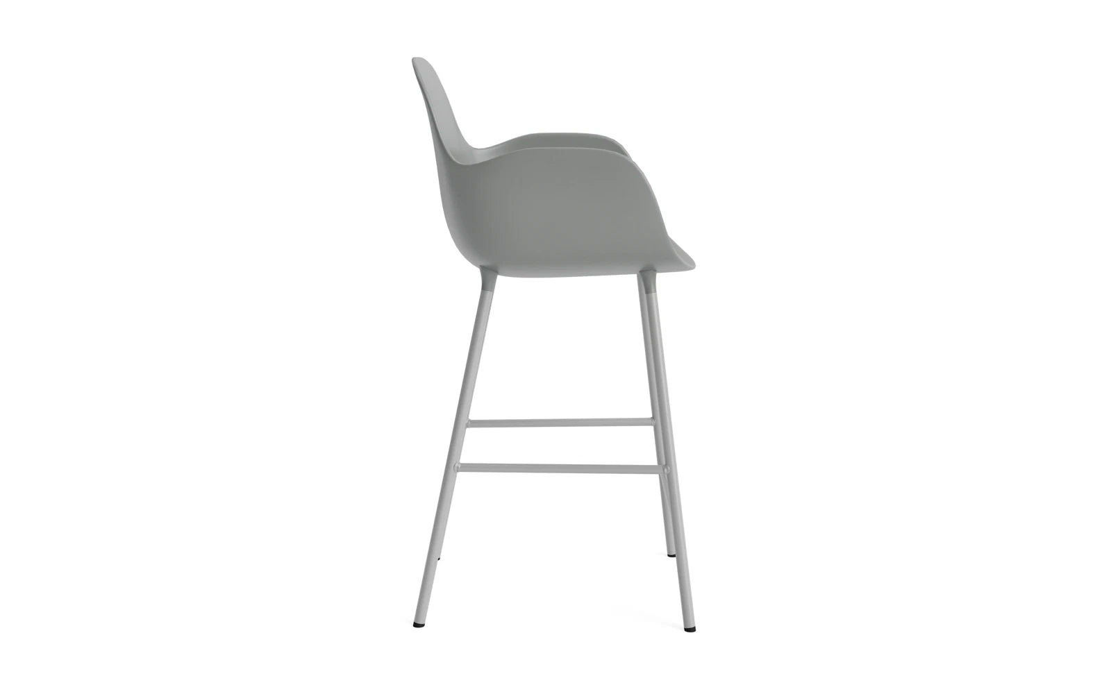 Entdecken Sie den Form Barstuhl 65 cm von Normann Copenhagen – ein stilvoller, robuster Barstuhl aus grauem Hartplastik und Stahl, ideal für moderne Küchen.
