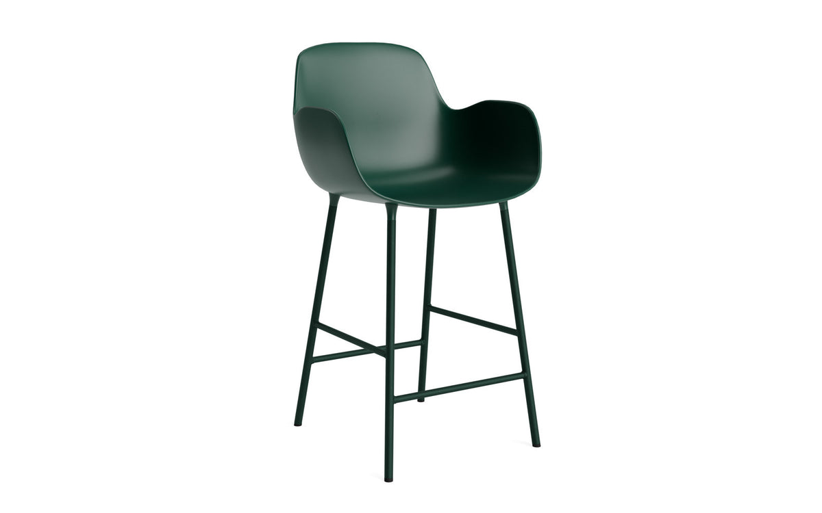 Barstuhl mit Armlehne Form von Normann Copenhagen in Blau, Schale aus Polypropylen, Gestell aus lackiertem Stahl, Sitzhöhe 65 cm.