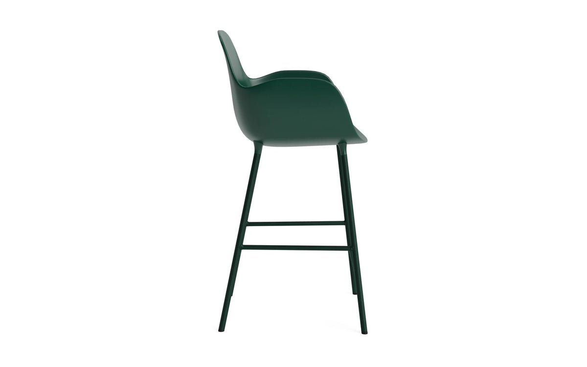 Form Barstuhl mit Armlehne 65 cm Stahl/ Grün in Grün präsentiert im Onlineshop von KAQTU Design AG. Barstuhl ist von Normann Copenhagen